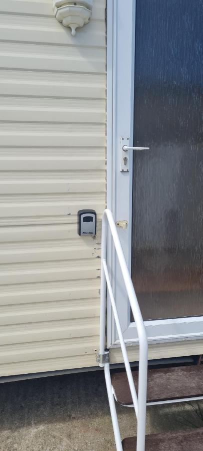 3 Bedroom Caravan, Sleeps 8 Lyons Lido Beach Prestatyn Exteriör bild
