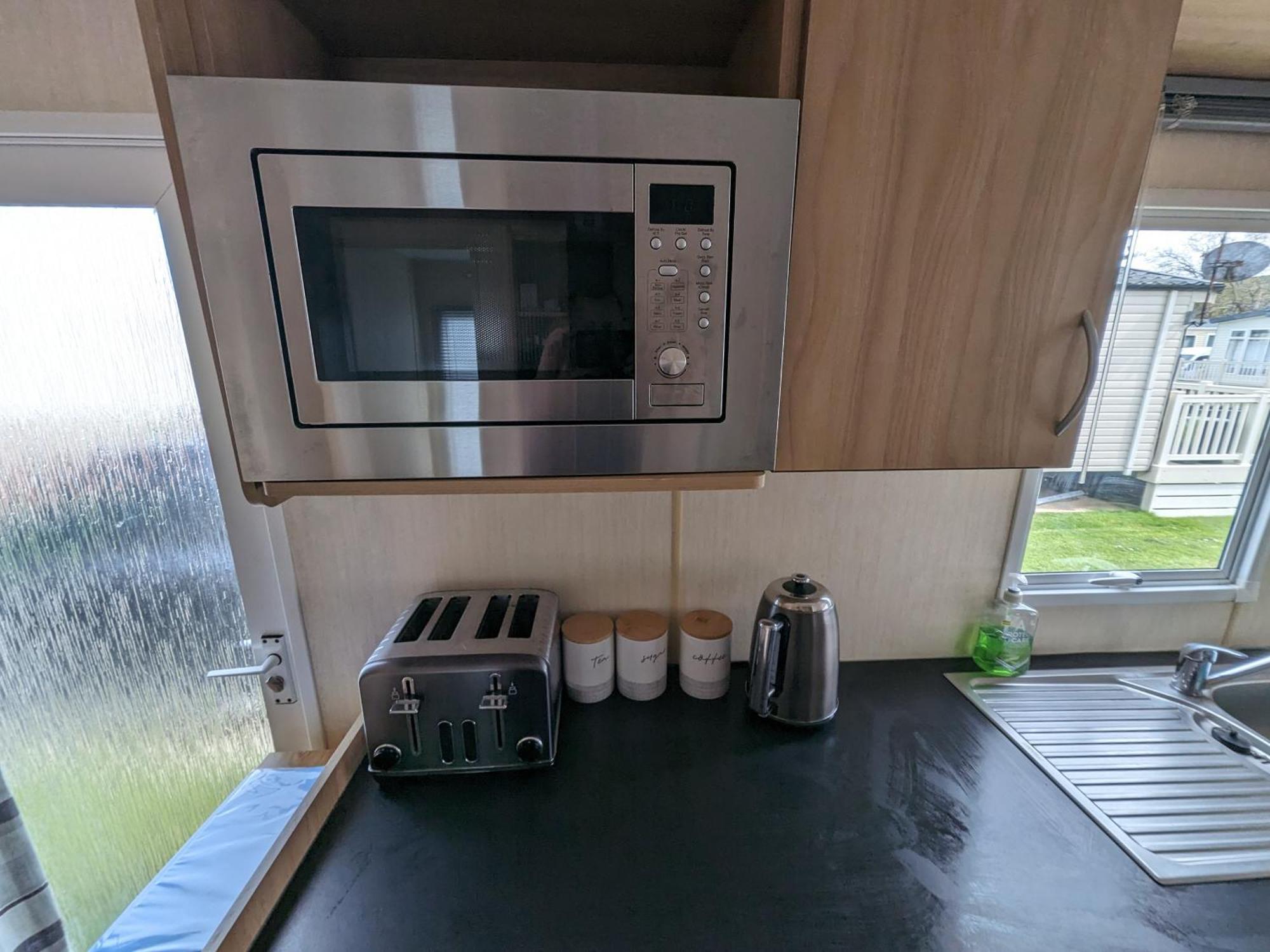 3 Bedroom Caravan, Sleeps 8 Lyons Lido Beach Prestatyn Exteriör bild